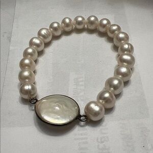Elegant Pearl Bracelet with Silver Accents